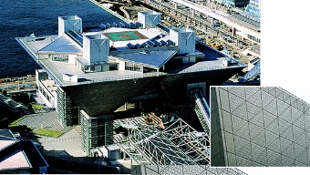 Side walls of Tokyo Big Sight [Photograph provided by] ©Satoru Mishima