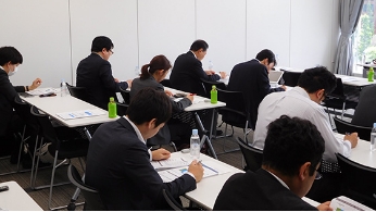 Scene of a results briefing session